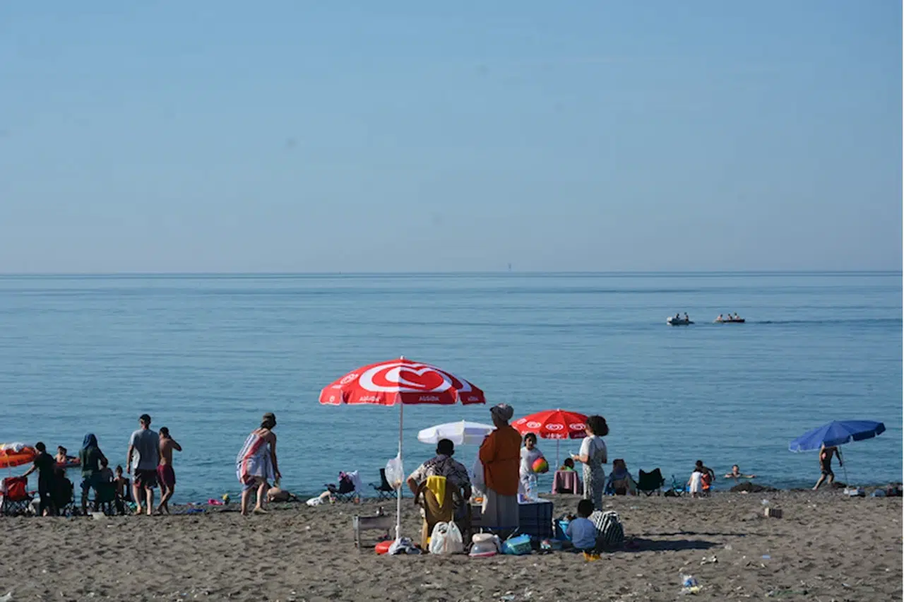 Düzce'de sıcak havadan bunalanlar denize girerek serinledi