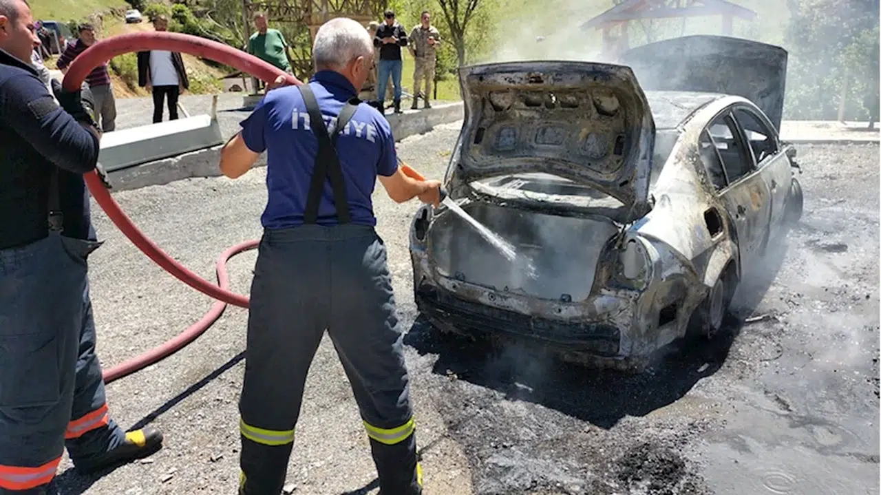Gümüşhane'de park halindeki otomobil yandı