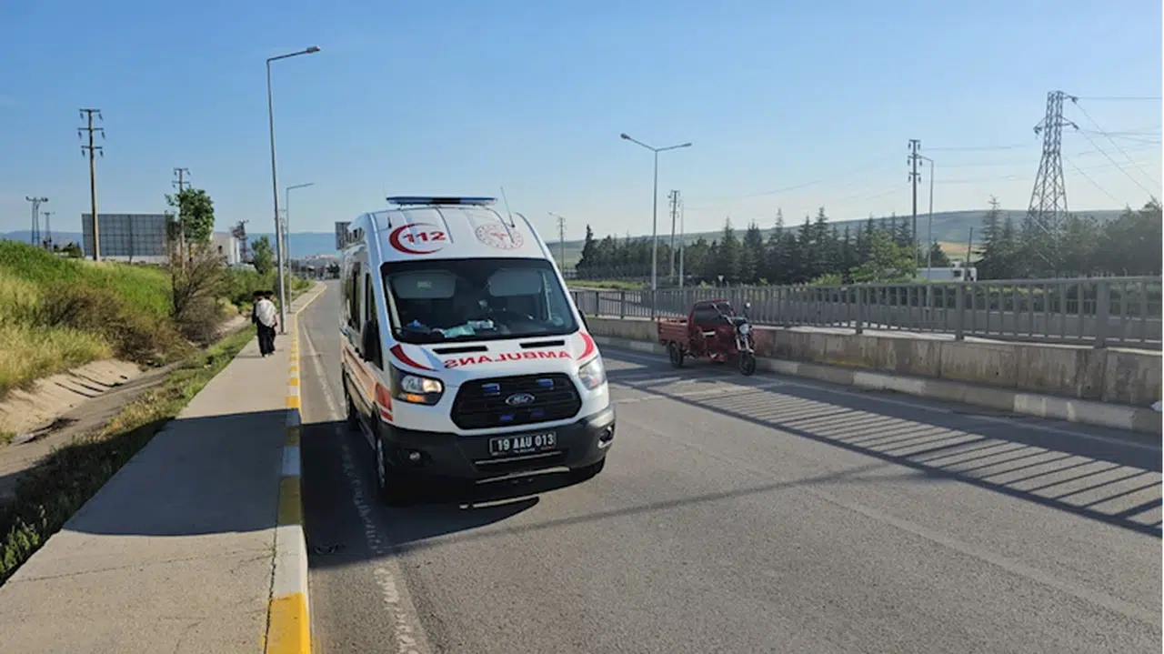 Çorum'da devrilen motosikletteki çift yaralandı