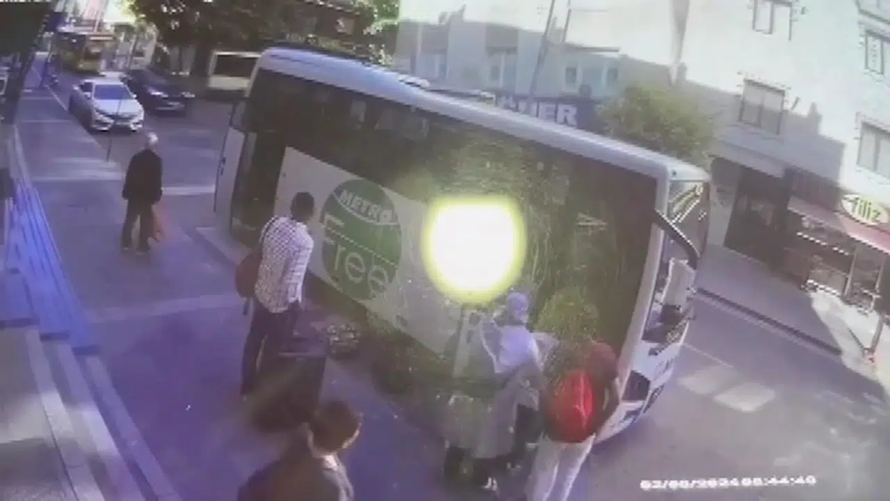 İstanbul - Küçükçekmece'de binanın çökme anı kamerada  