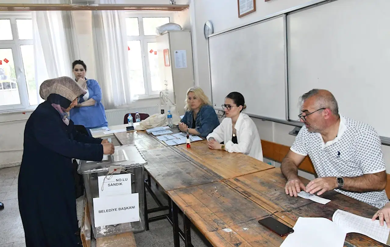 Büyükkarıştıran'da seçmenler, sandık başına gitti