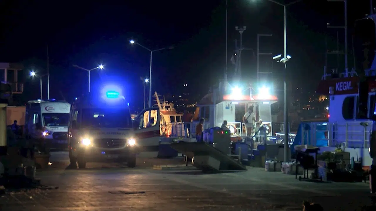 İstanbul- Kadıköy'de tekne mendireğe çarptı; 10 kişi kurtarıldı (Geniş haber)