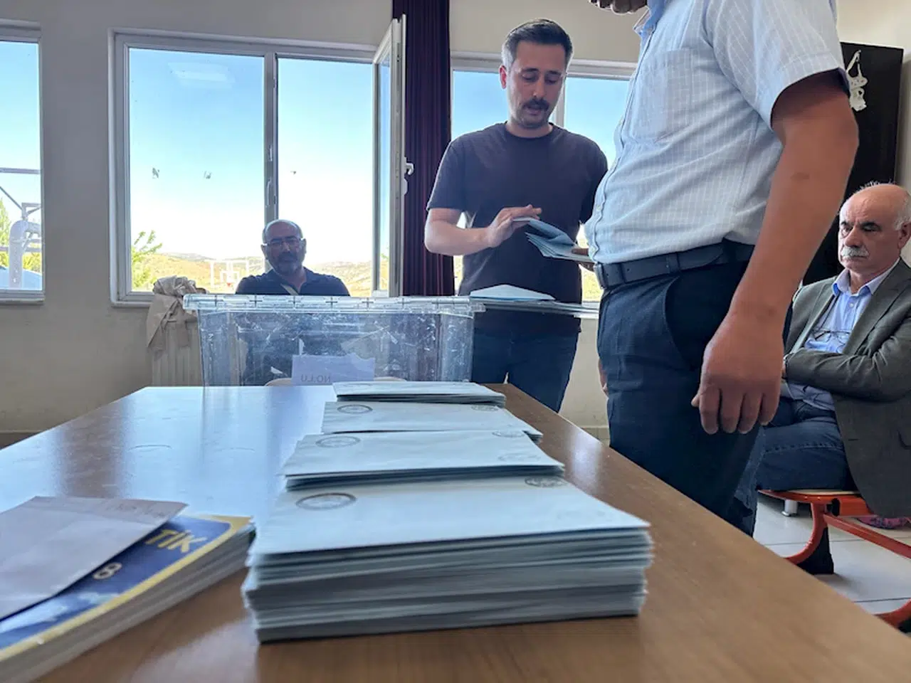 Tunceli'nin Akpazar beldesinde oy verme işlemleri başladı (2)