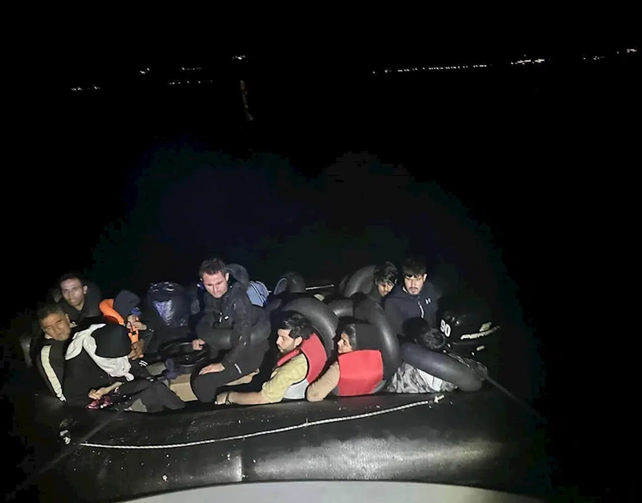 Çanakkale’de 3’ü çocuk, 14 kaçak göçmen yakalandı