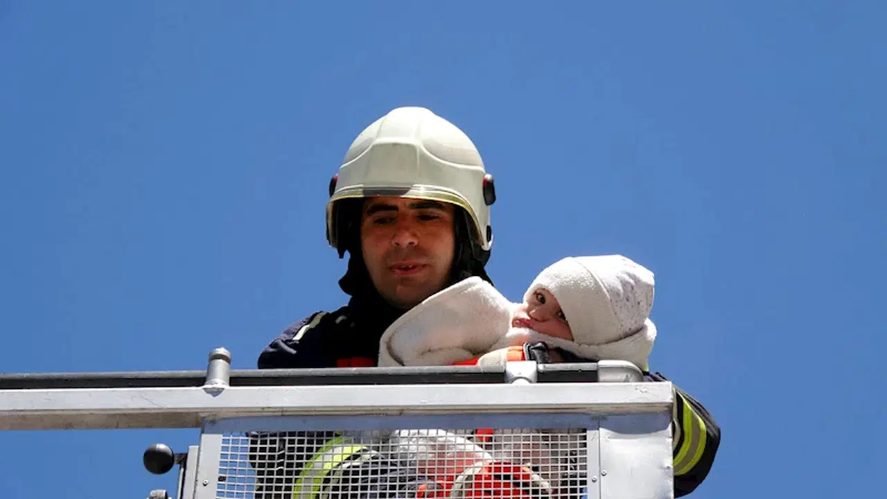 Erzurum'da binanın merdivenleri çöktü; mahsur kalanlar kurtarıldı