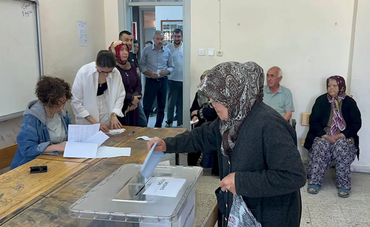 Büyükkarıştıran'da seçmenler, sandık başına gitti/ Ek fotoğraflar