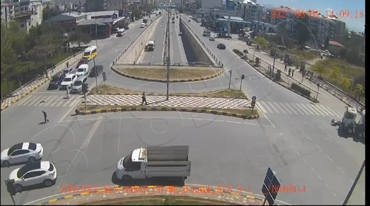 Beton mikserinin çarptığı bisikletteki öğretmen hayatını kaybetti; kaza anı kamerada