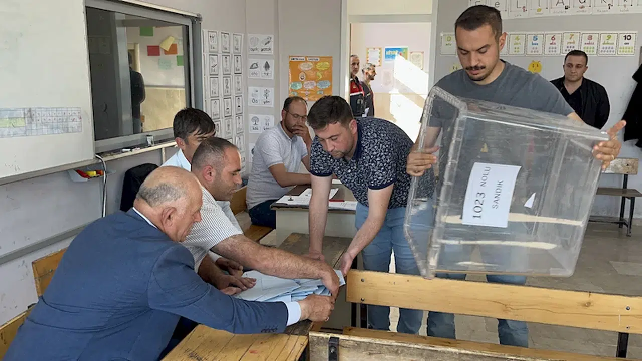 Sivas'ın Güneykaya beldesinde oy kullanma işlemi başladı (2)