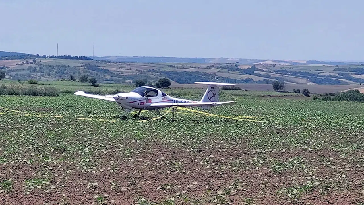 Tekirdağ'da eğitim uçağı, tarlaya zorunlu iniş yaptı