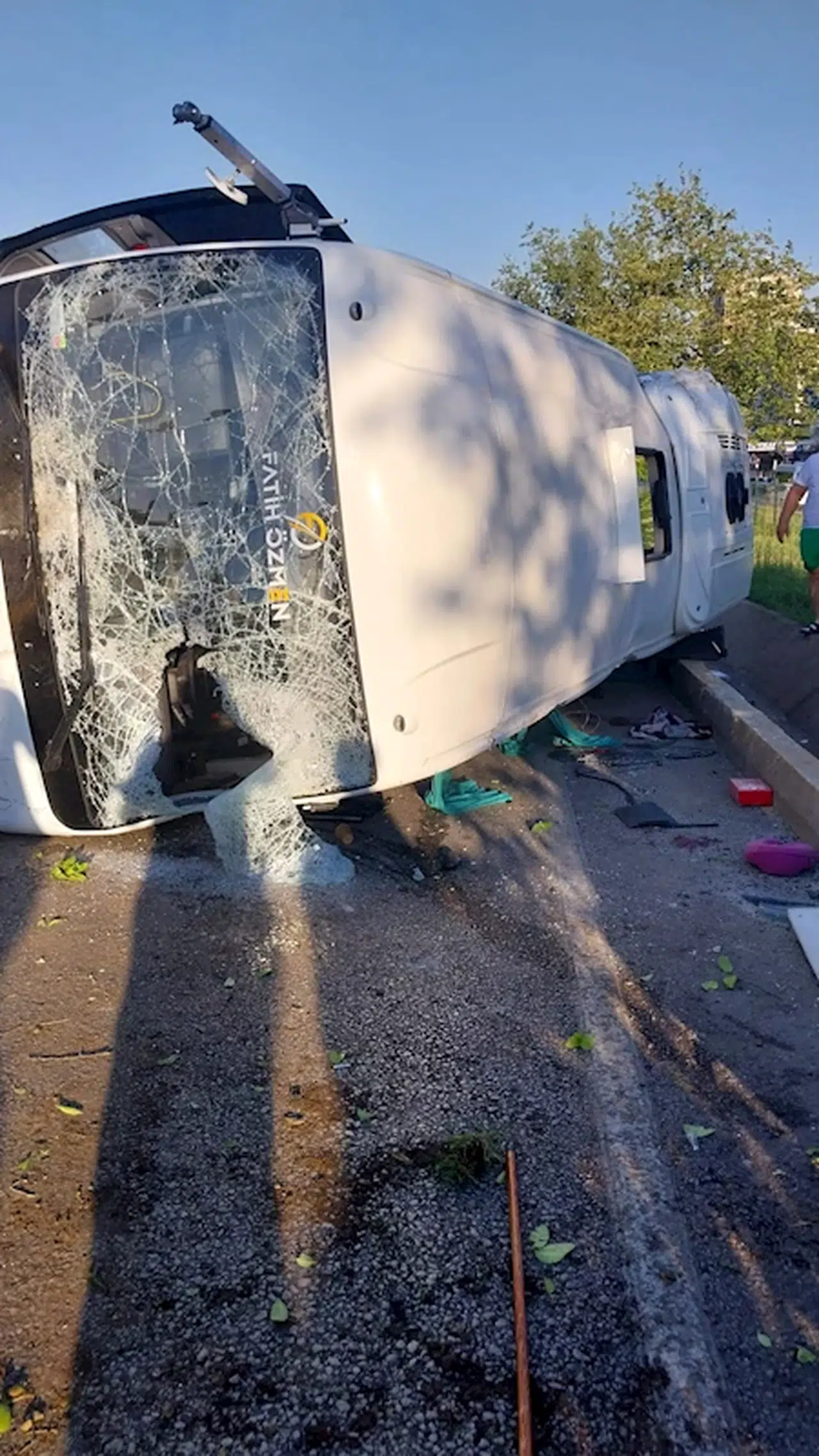 Antalya'da servis midibüsü devrildi: 1 ölü, 7 yaralı