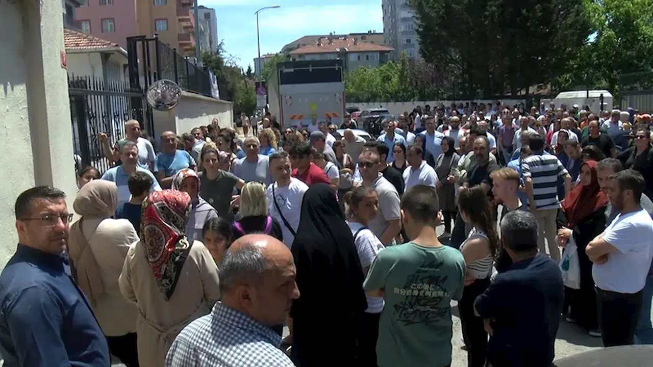 İstanbul- LGS'den çıkan çocuklarını alkışlarla karşıladılar 