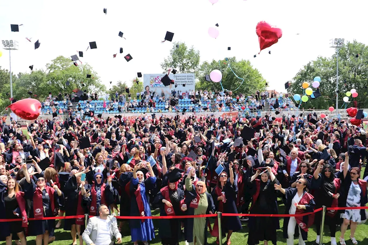Eskişehir Anadolu Üniversitesi’nde 3 kuşak mezuniyet sevinci