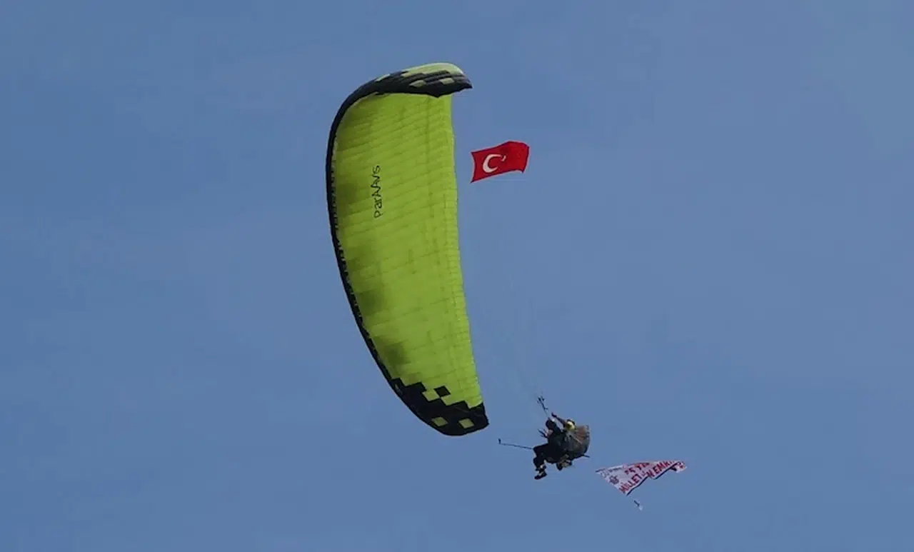 Yamaç paraşütçüleri jandarmanın kuruluşunu kutladı