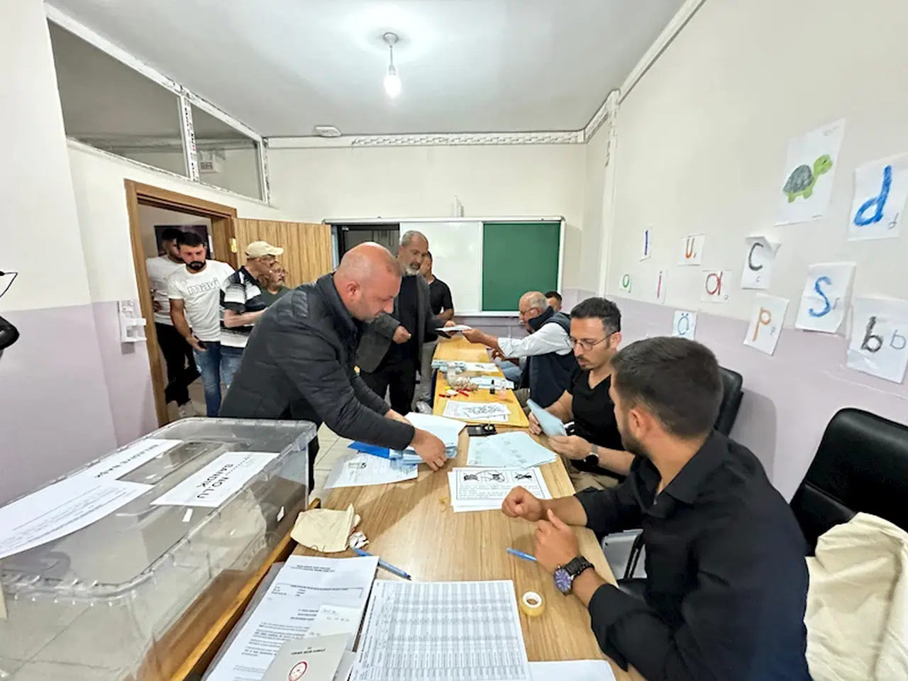 Tunceli'nin Akpazar beldesinde oy verme işlemi başladı