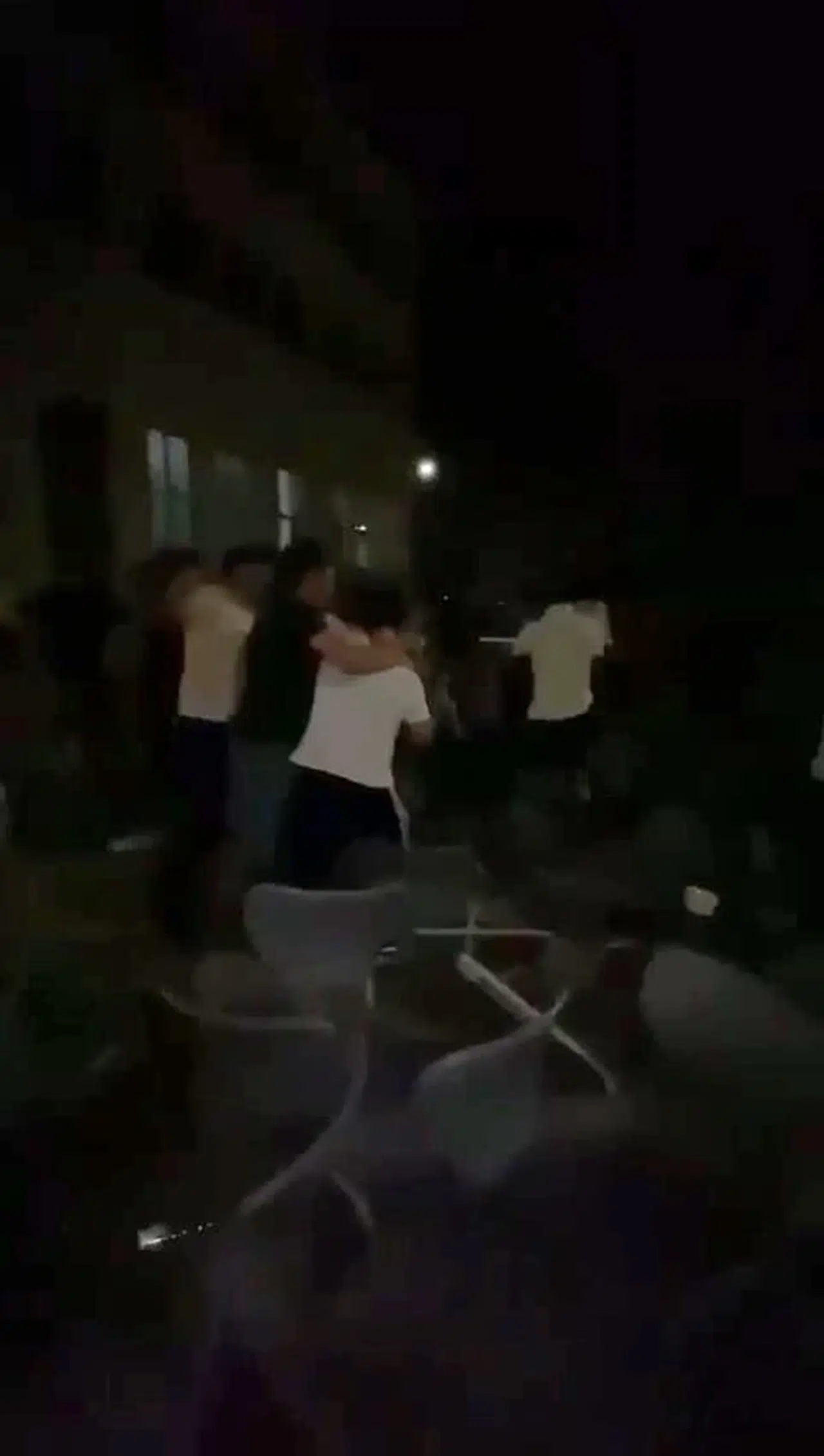 Mezuniyet töreninde kavga; sandalyeler havada uçuştu