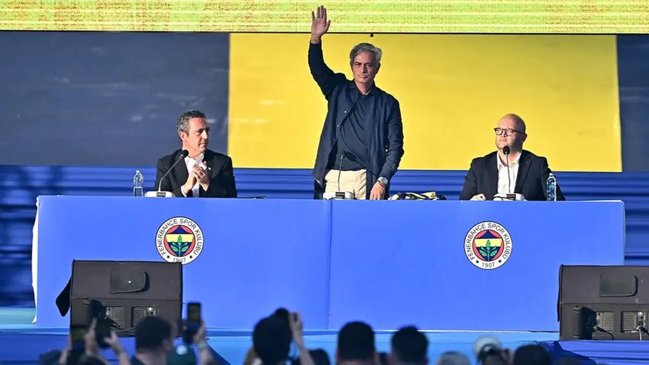 Jose Mourinho, Fenerbahçe'ye imza attı