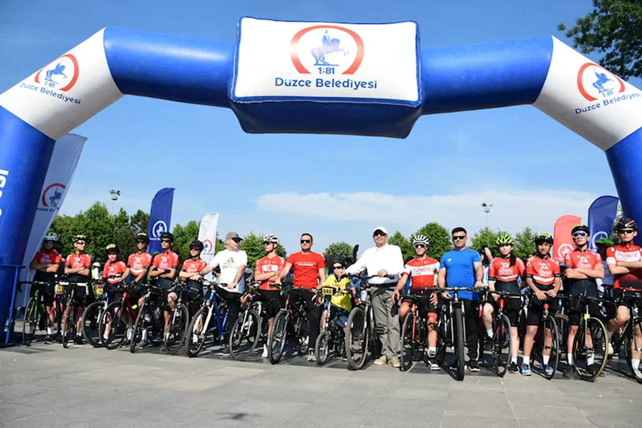 Düzce'de bisikletseverler bahar festivali kapsamında pedal çevirdi