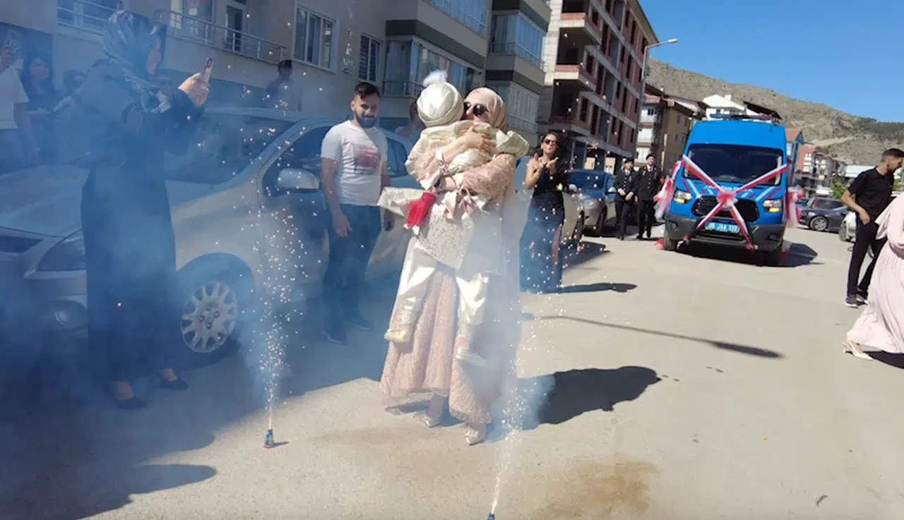 Jandarma aracı, şehidin oğlu için 'sünnet arabası' oldu