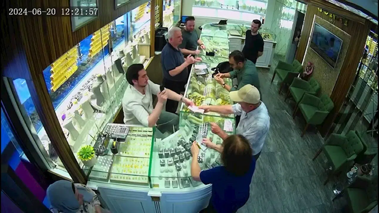 İstanbul - Küçükçekmece'de kuyumcudan 1 kiloluk altın çalan şüpheli yakalandı; o anlar kamerada