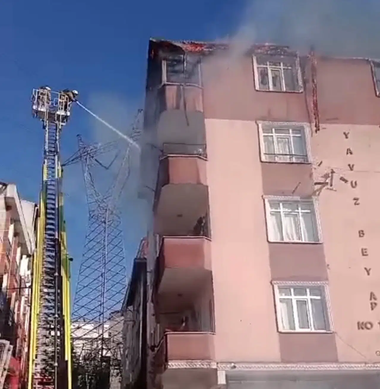 İstanbul-Esenyurt'ta 4 katlı binanın çatı katı alev alev yandı