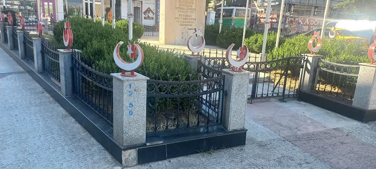 Uzunköprü’de ay yıldız figürlerine zarar verildi