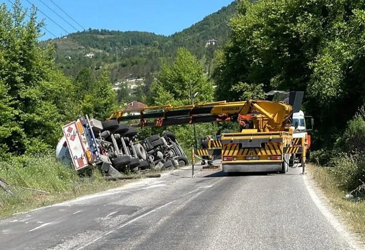 Sinop'ta LPG yüklü tanker devrildi