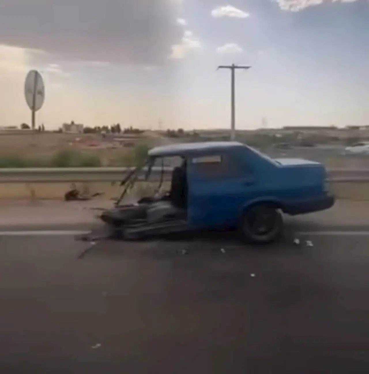 Diyarbakır'da çarpışan otomobillerden biri ikiye bölündü: 4 yaralı