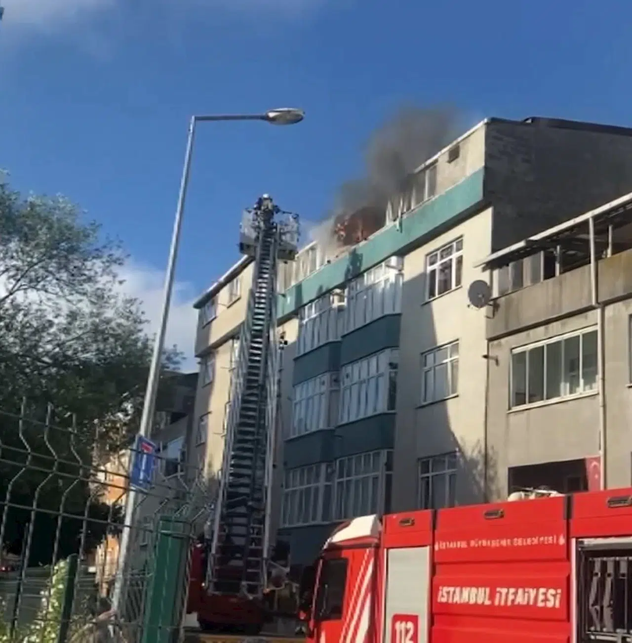 İstanbul- Sultangazi'de yangında mahsur kalan 1'i engelli 4 kişi kurtarıldı