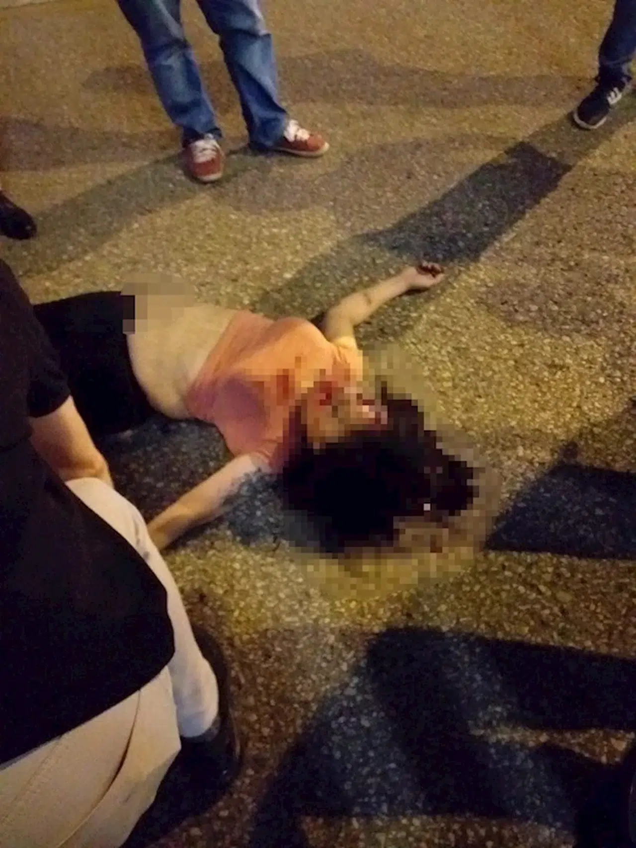 Ankara'da yolda yürürken düşen alkollü kadına otomobil çarptı