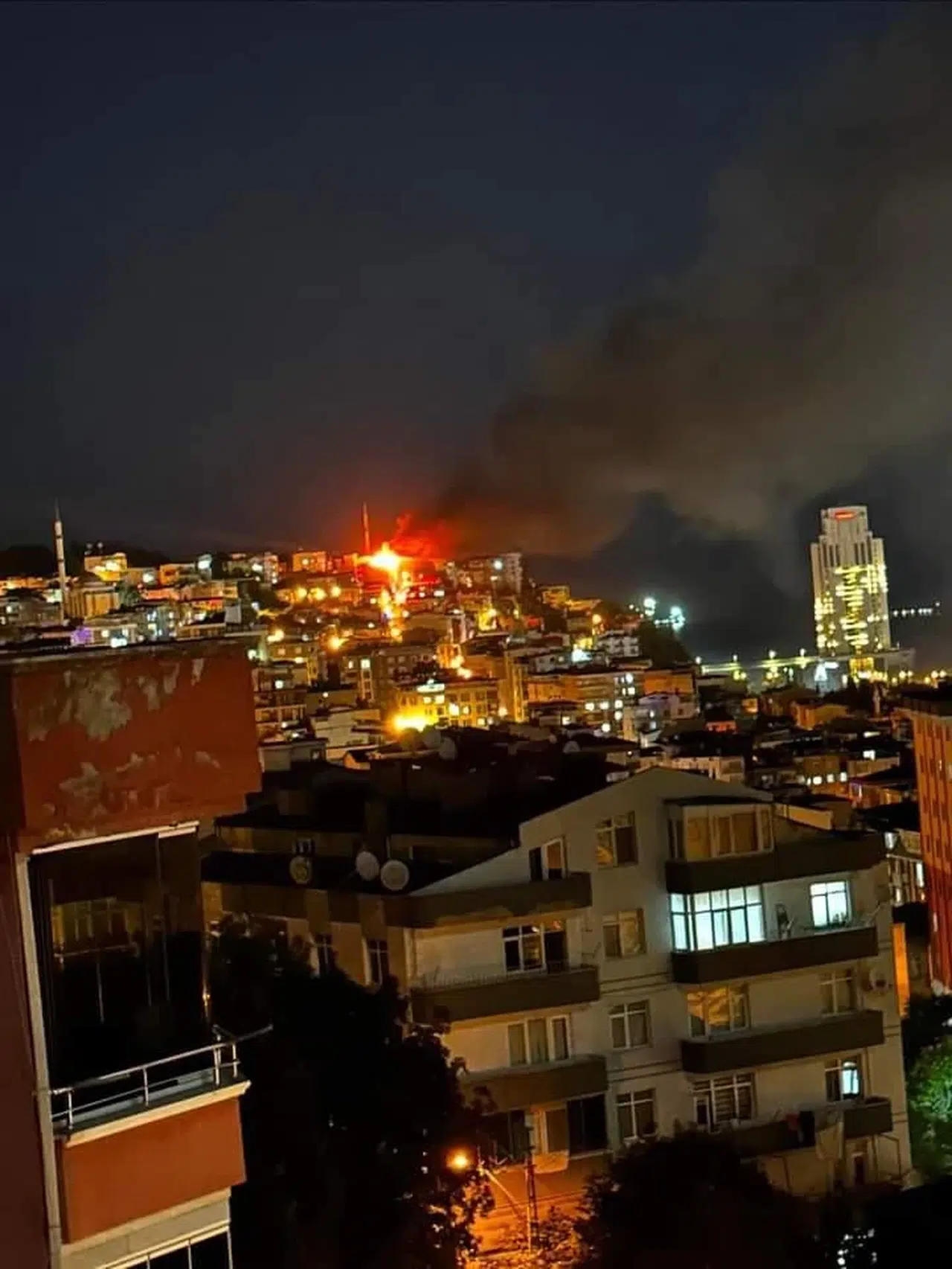 Samsun'da 5 katlı binanın çatısı yandı