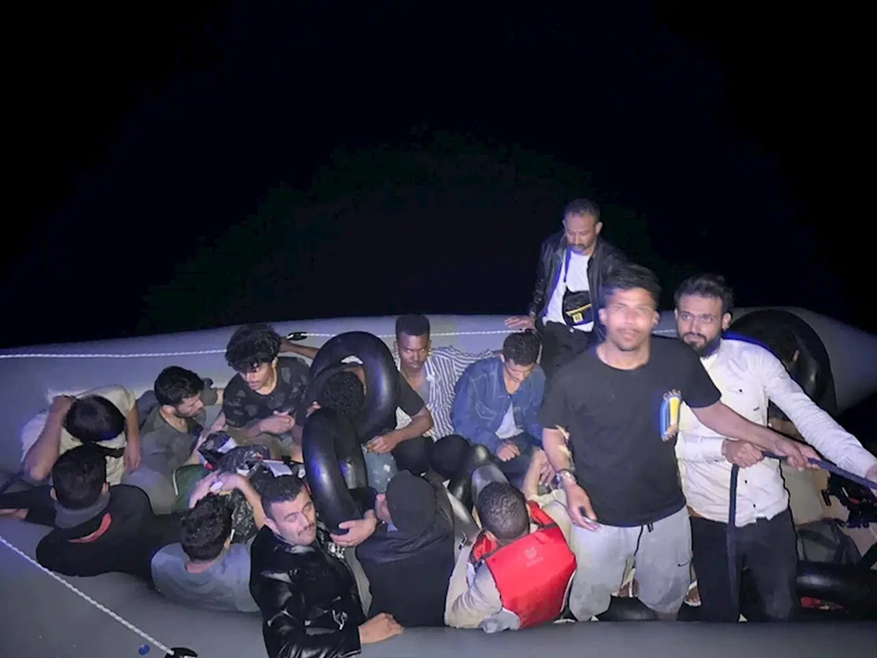 Çanakkale'de 18 kaçak göçmen kurtarıldı