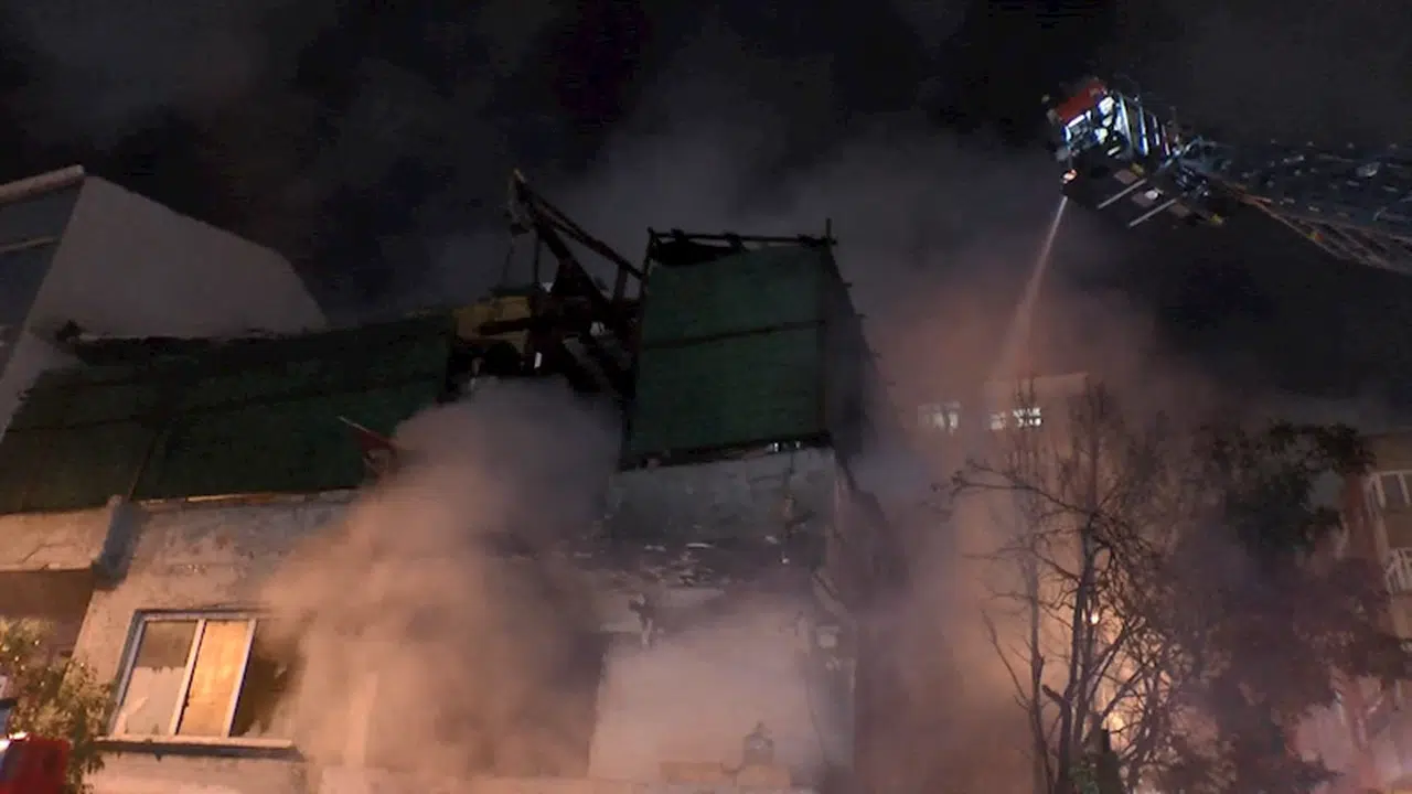 İstanbul- Küçükçekmece'de geri dönüşüm deposu alev alev yandı