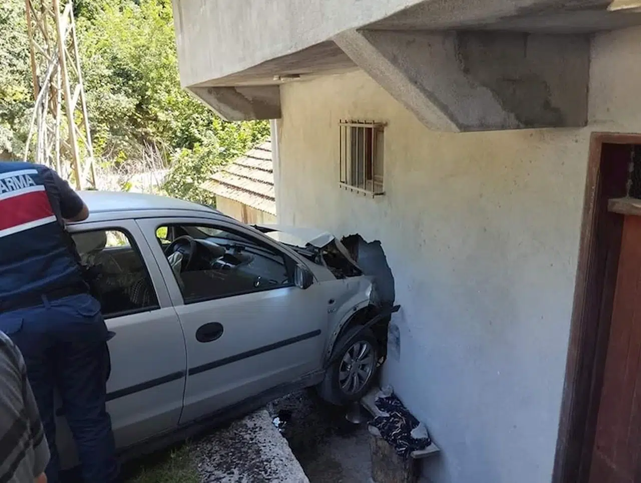 Ordu'da otomobil, yol kenarındaki evin duvarına çarptı: 4 yaralı