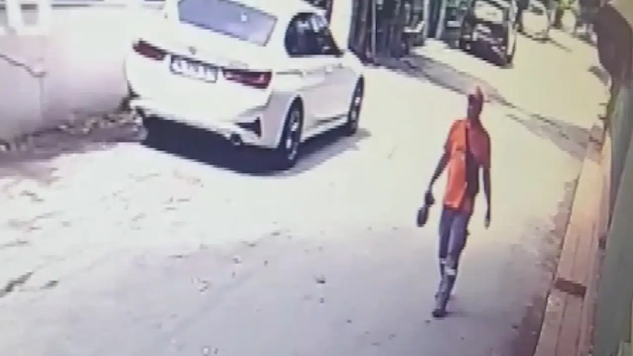 İstanbul - Bakırköy'de temizlik görevlisi bulduğu para dolu çantayı polise teslim etti