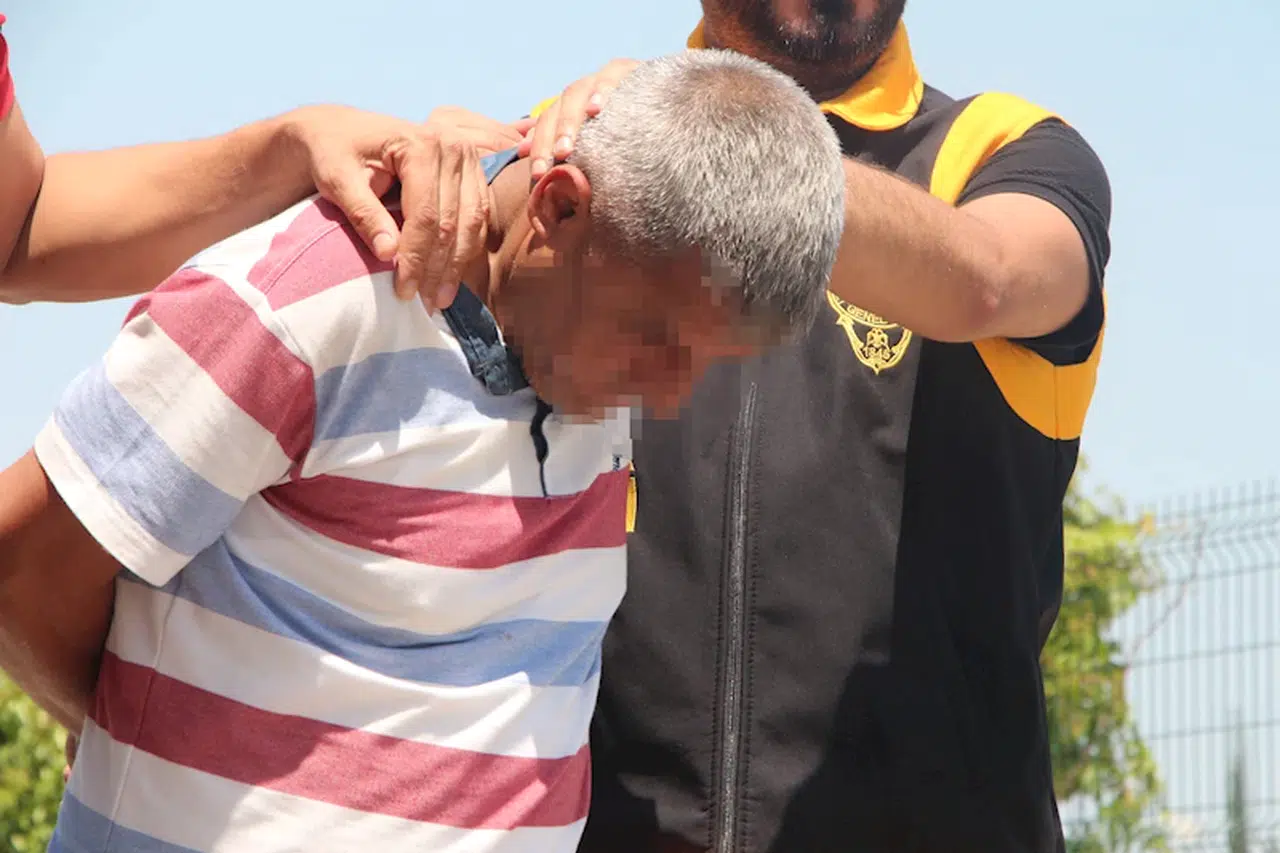 'Mühür bozma' suçundan aranan şüphelinin evinin odunluğunda silah ele geçirildi, komşusu tutuklandı