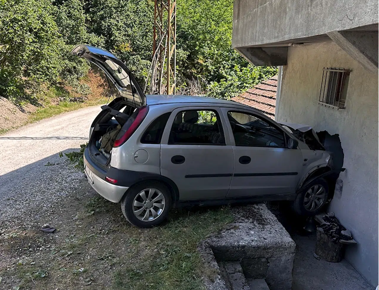 Ordu'da evin duvarına çarpan otomobildeki 4 kişi yaralandı
