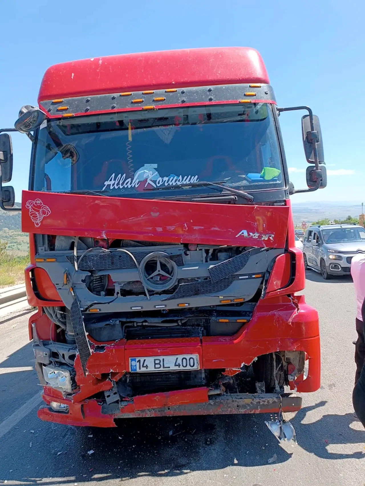 Karabük'te kamyonun yol kenarındaki hafif ticari araca çarpması sonucu 6 kişi yaralandı