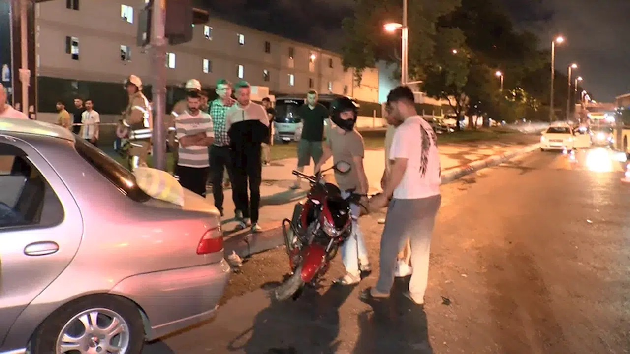 İstanbul-Fatih'te iki otomobil ve motosikletin karıştığı kazada 2 kişi yaralandı