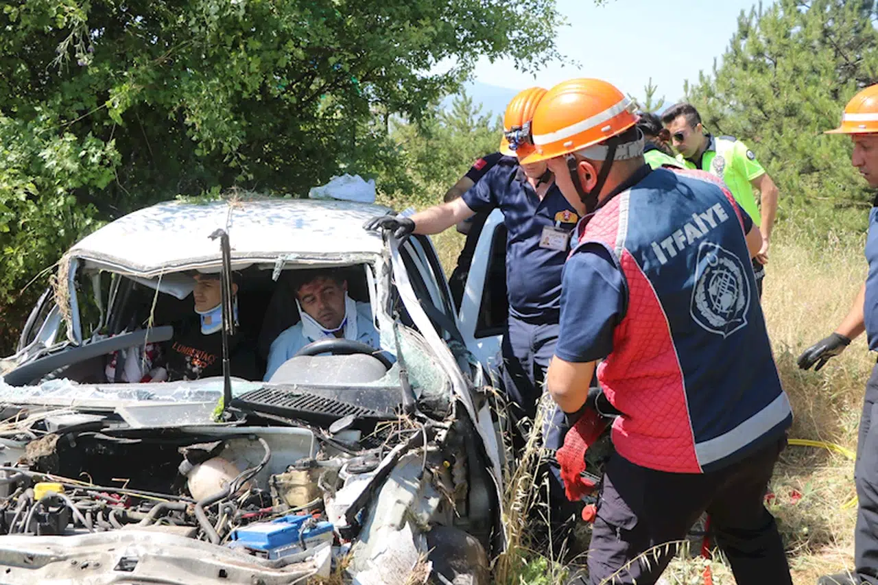 Bariyere çarpan otomobilde sıkışan 5 kişi, ekipler tarafından kurtarıldı