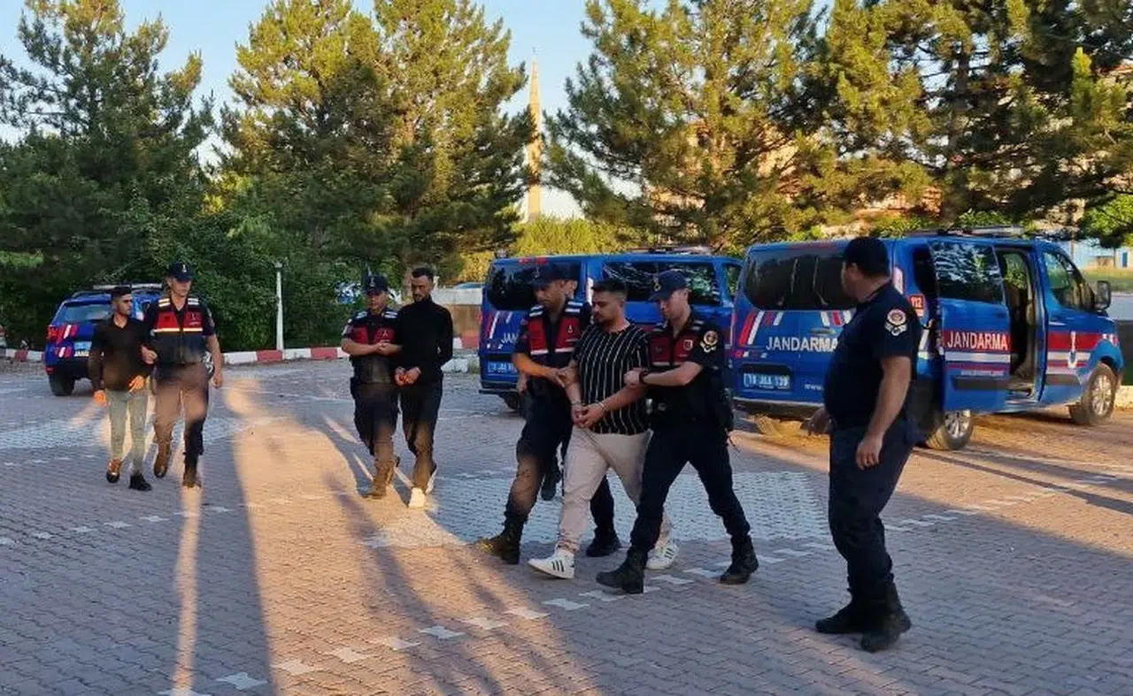 Çorum'da yorgun merminin isabet ettiği 2 kişinin yaralanmasıyla ilgili 3 zanlı yakalandı