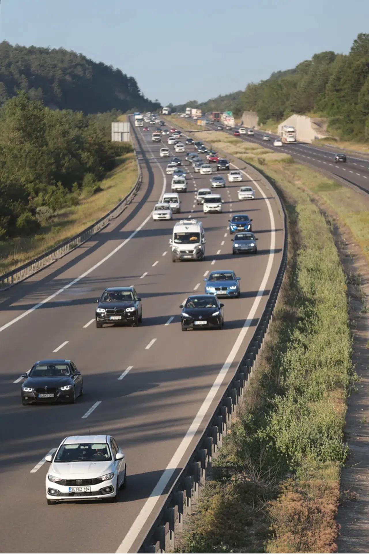 Anadolu Otoyolu'nun Bolu ve Düzce kesiminde bayram tatili dönüşü hareketliliği yaşanıyor