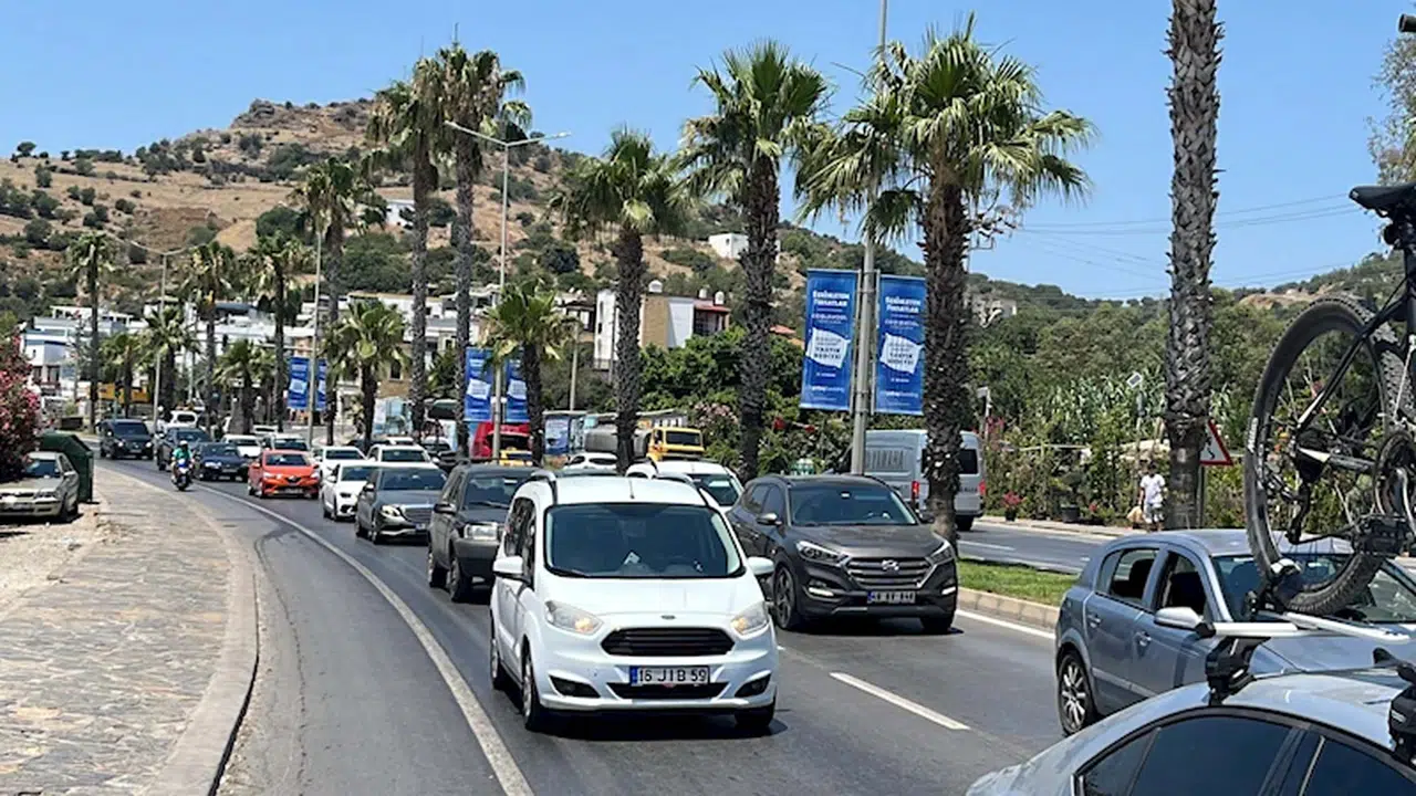 Tatilciler dönüş yolunda; Bodrum'dan 24 saatte 30 bin araç çıkış yaptı