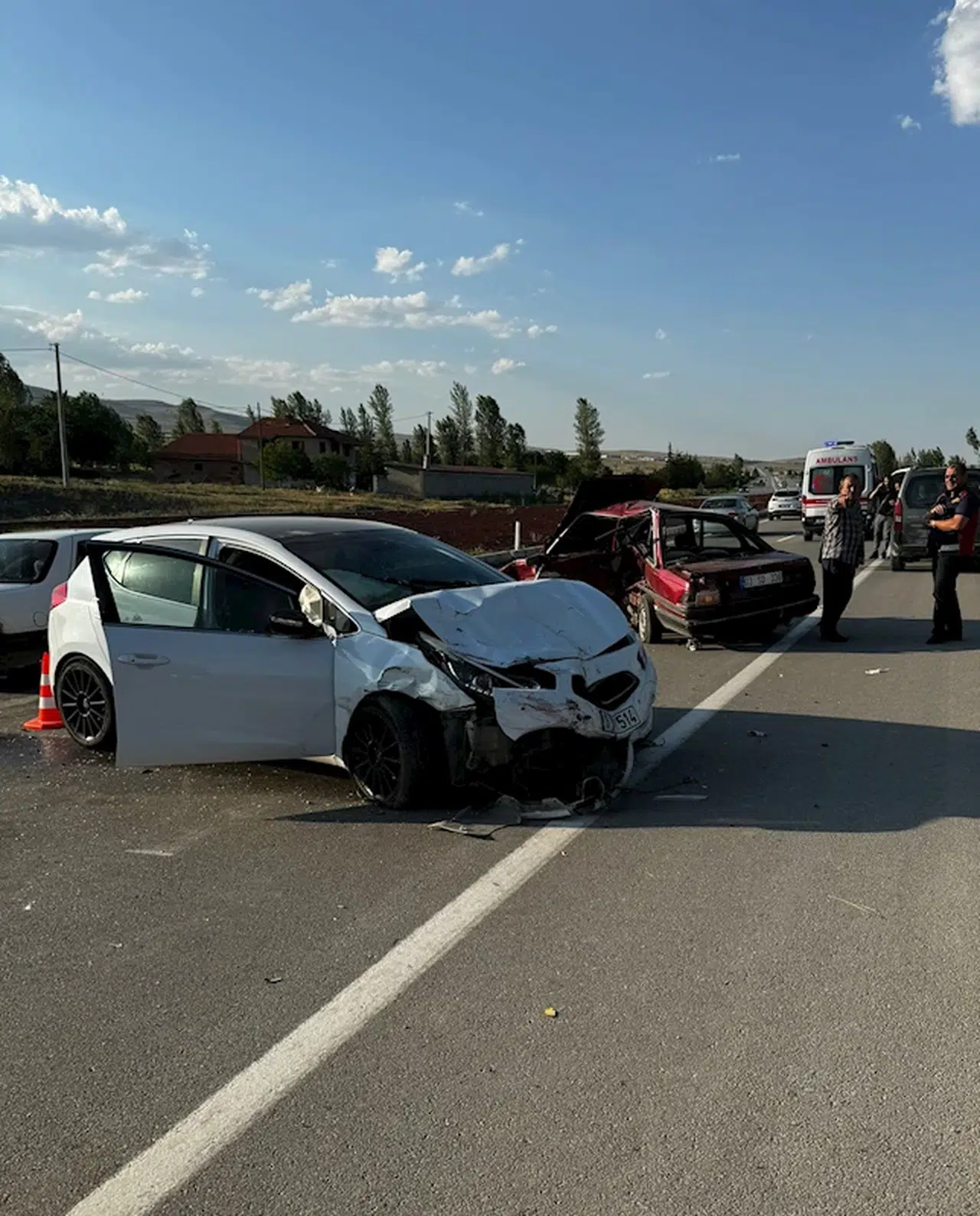 Otomobiller çarpıştı: 1 ölü, 7 yaralı 