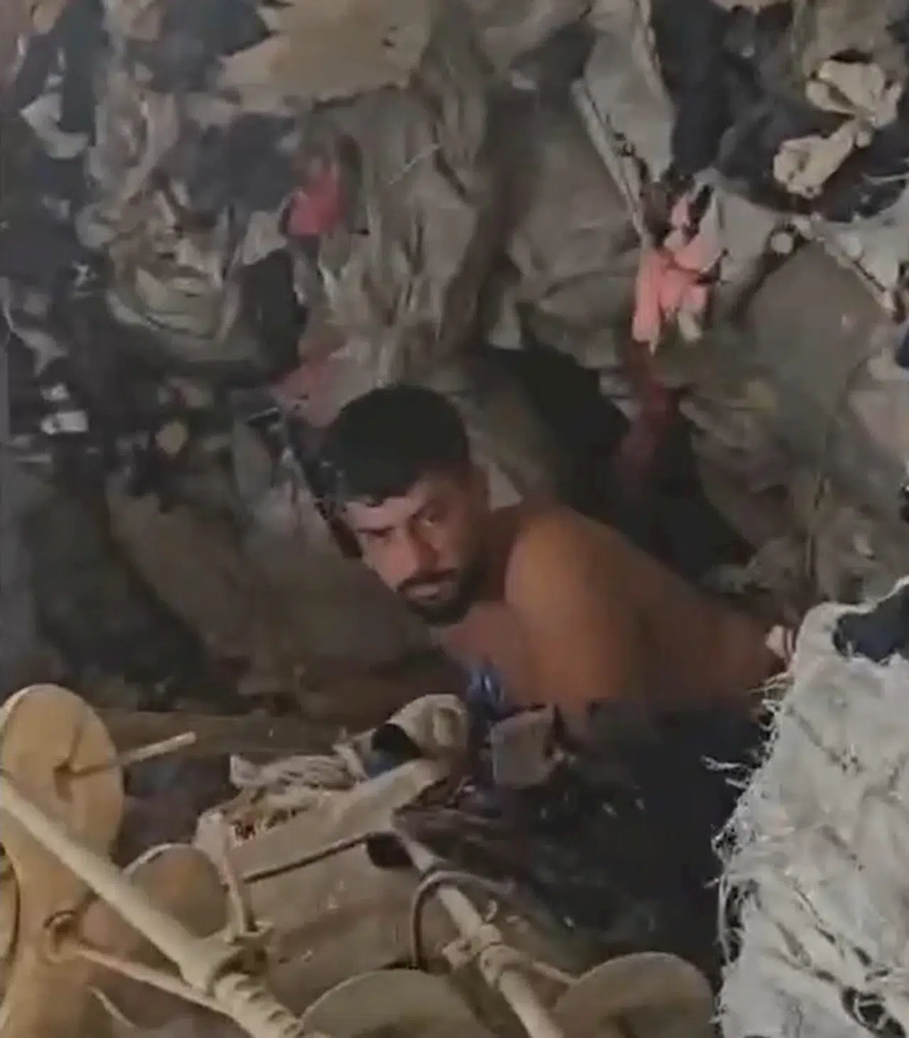 Cezaevi firarisi, çatı katında çuvalların arasında yakalandı