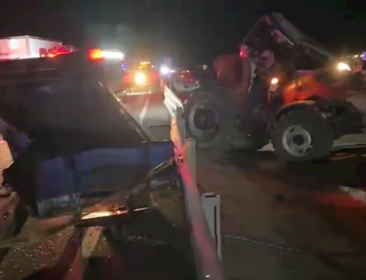 Ankara'da kamyon ile traktörün çarpıştığı kaza sonrası minibüs de jandarma aracına çarptı: 1 ölü, 4 yaralı