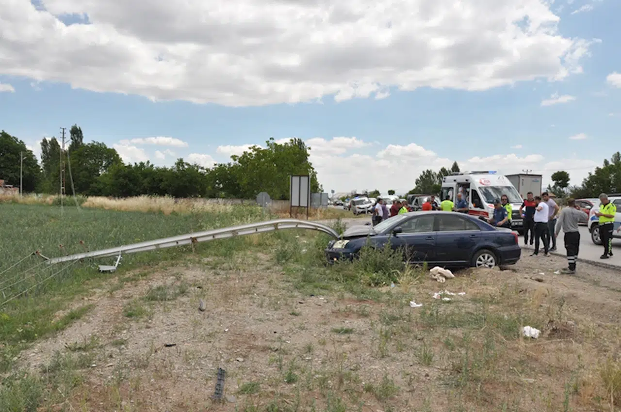 Amasya'da otomobilin elektrik direğine çarptığı kazada 3 kişi yaralandı