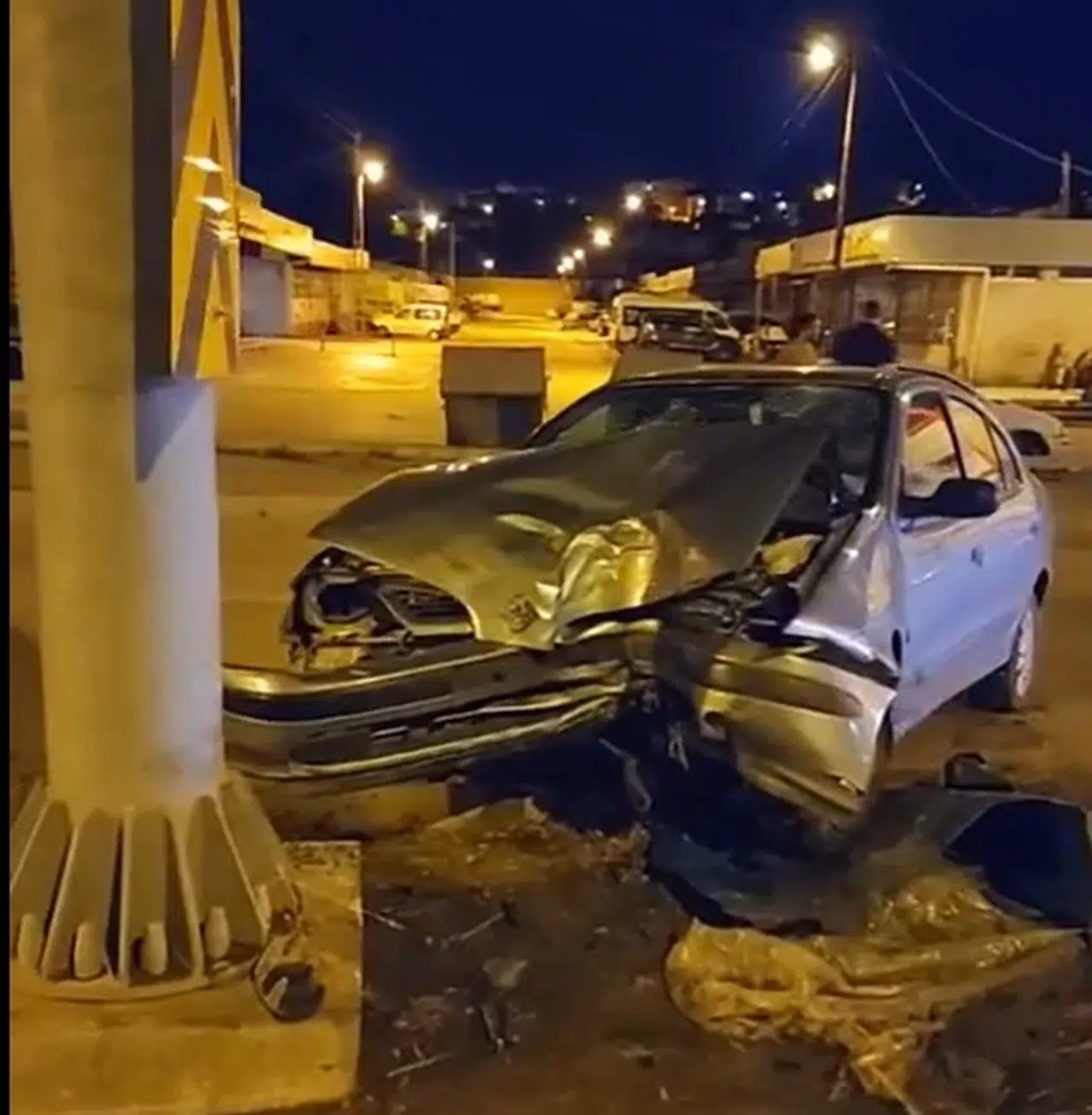 Amasya’da otomobil aydınlatma direğine çarptı:2 yaralı