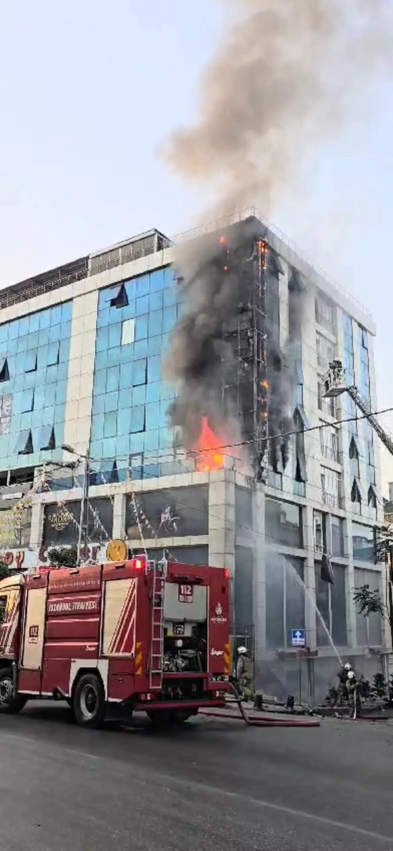 İstanbul-Ataşehir'de 8 katlı binanın dış cephesi alev alev yandı