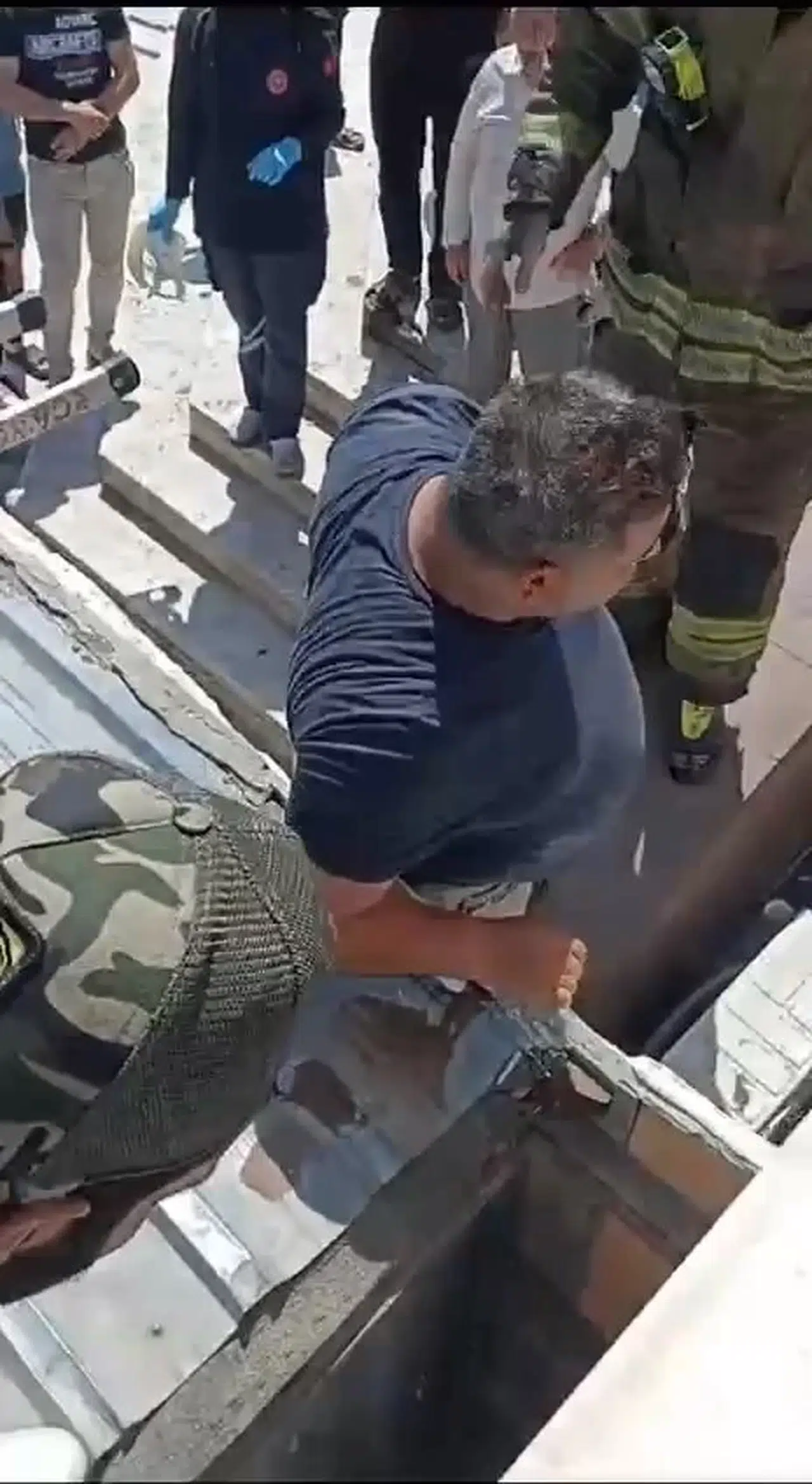 İstanbul- Esenyurt'ta tespihini almaya çalışırken boşluğa düştü; itfaiye kurtardı 