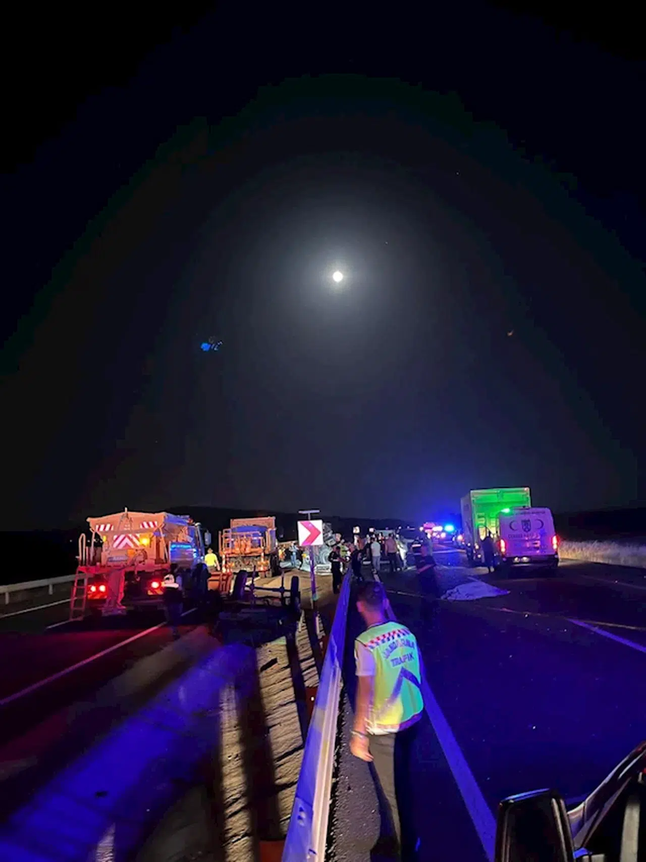 Ankara'da kamyon ile traktörün çarpıştığı kaza sonrası minibüs de jandarma aracına çarptı: 1 ölü, 4 yaralı/ Ek fotoğraflar